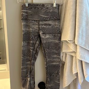 Lululemon printed capri leggings!